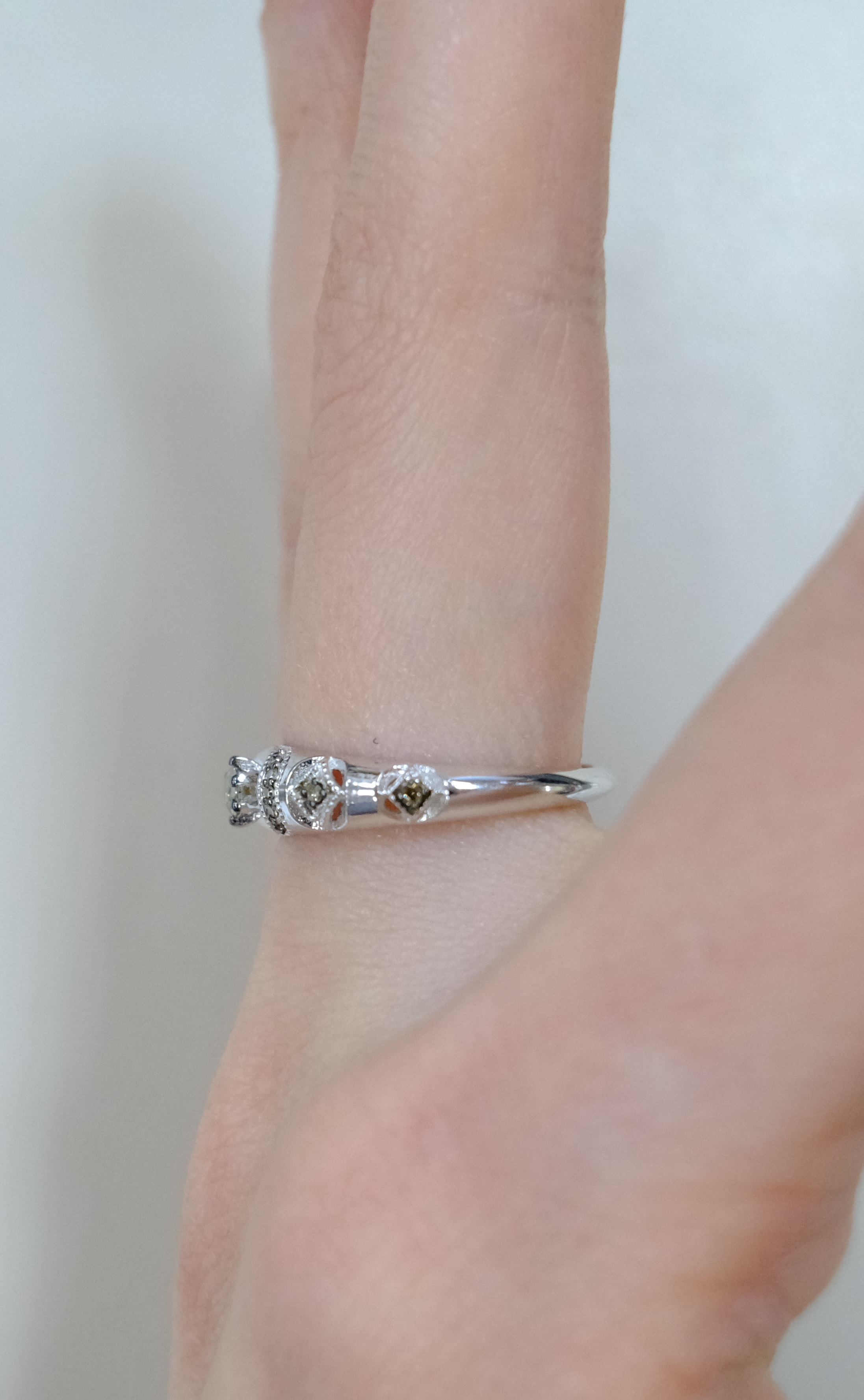 Серебряное кольцо с коньячными бриллиантами